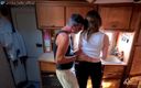 Max &amp; Annika: Kampçı mutfağı öpüşerek ve parmaklayarak öpüşüyor - şehvetli azdırma üvey kız kardeş