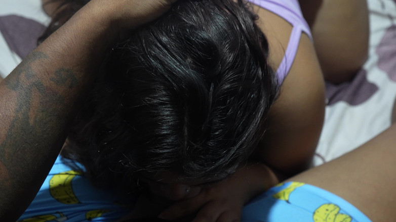 Aly: Mijn stiefzus zuigt aan mijn lul