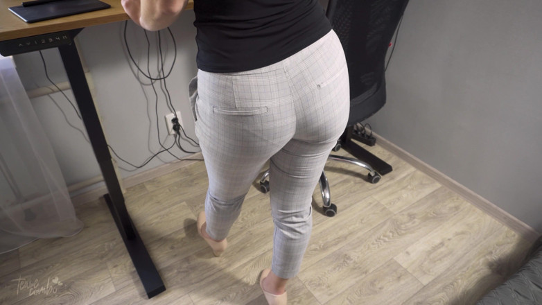 Teasecombo 4K: Sexy spolupracovnice v těsných kalhotách škádlí zadek a plné kalhotky