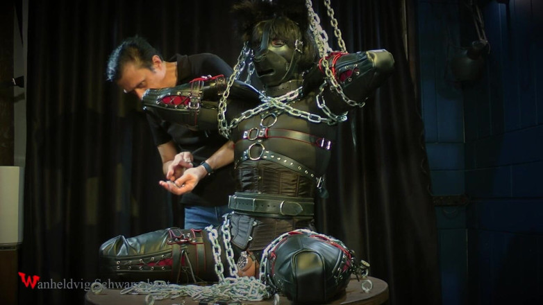Wanheldvig: Heavy chain bondage fox: espartilho apertado, máscara de couro e...
