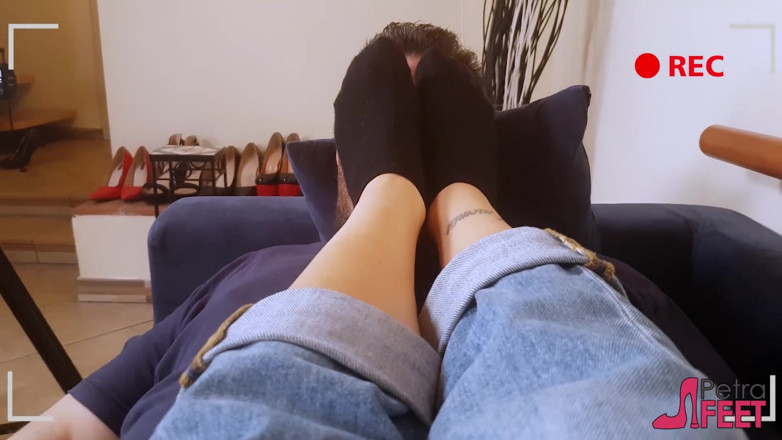 Foot Fetish HD: Edepsiz Petra ayaklarını yüzüne sokuyor