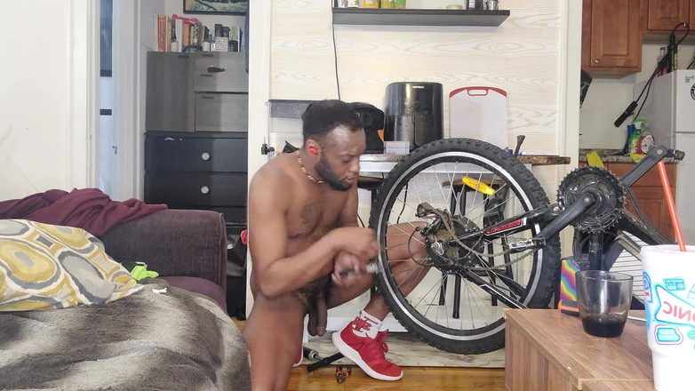Kennie Jai: Kennie Jai hace una reparación de bicicletas desnuda ¡Mira esa gran...