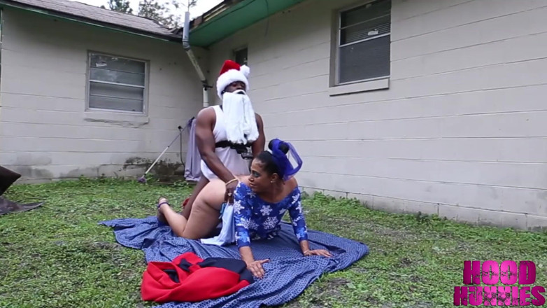 Hood Hunnies: Santa opróżnia worek z kremem BBC do orzechów w ho...