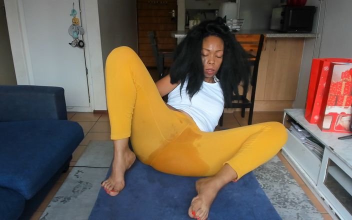 Anal Ebony XXX: Squirting dans un legging