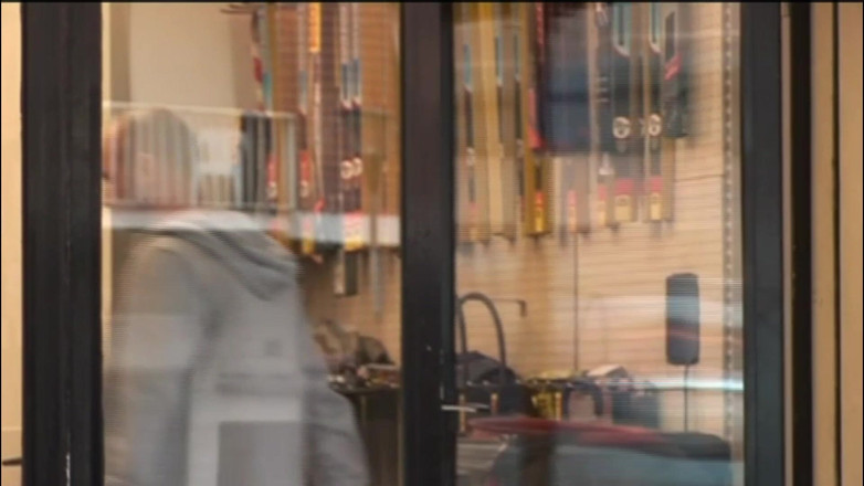 Inhonorof porn: The Gas Station Attendant Has a Big Cock to Suck...