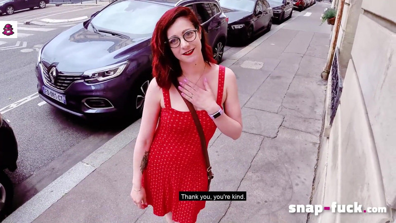 Snap Fuck: Arsız kız Flora Milano pis sikiş randevus un tadını çıkarıyor! Snap-fuck