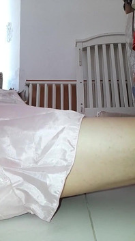 Crossdresser mrdka s roztomilou dívkou saténové párty šaty