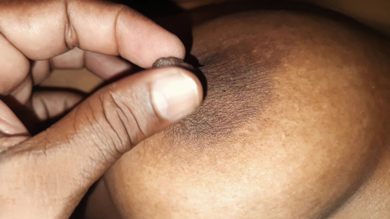 XtremeBabe: Espectáculo desnudo casero en la cama