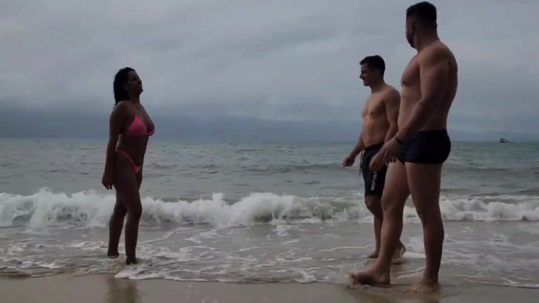 Kel Abate: Saya bertemu dengan dua lelaki panas di pantai dan saya...