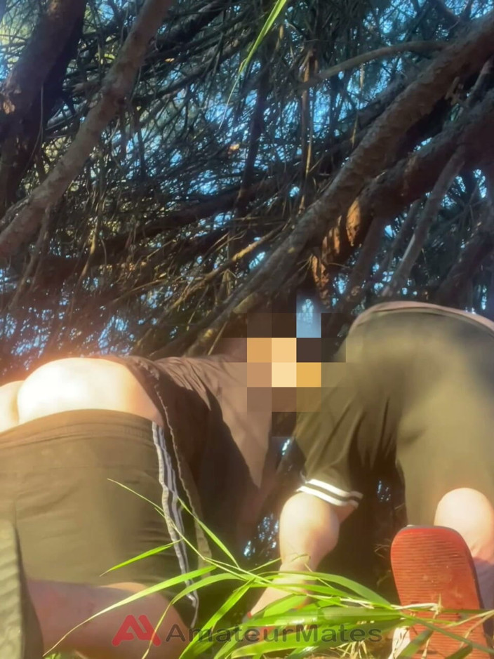 AmateurMates: Colegas de quarto amadores mostrando sua bunda para um fã