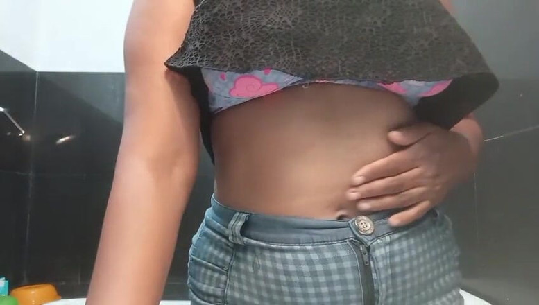 Miya White: 젖탱이로 흥분한 보지를 잘 노는 그녀