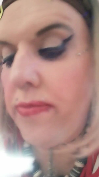 Stefanie Laveire: La trans bionda stefanie fuma 1