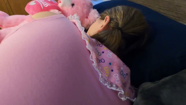 ScarlettRavenXO: Hijastra solitaria se arrastra a la cama con el padrastro