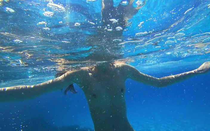 GoldTeachers: Una splendida ragazza nuota nuda sulla spiaggia pubblica