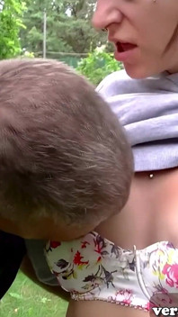 La figliastra magra tedesca fa sesso tabù in giardino