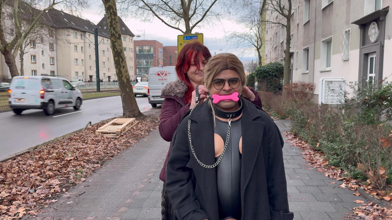 Femme Sandy: Exibicionista Domme &amp; Humilhada Sub: Rainha Elena Mostra, Depois Engasga e...