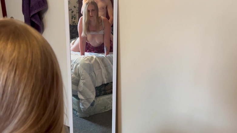 Nerdy Nympho: 金发女孩的阴户被精液覆盖