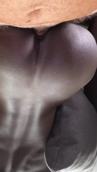 Masiva carga de semen goteando de su hermoso y pequeño y apretado agujero de coño