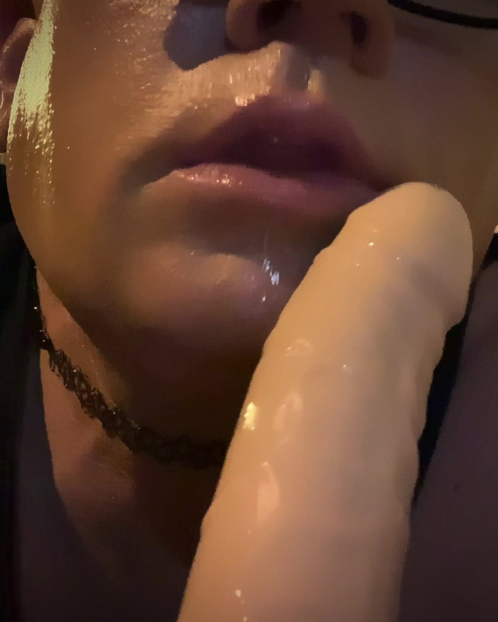 CindieLove: Latihan nyepong kontol pakai dildo ukuran 20 cm sampai bibir memek...