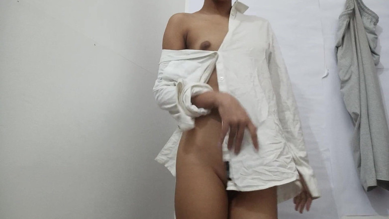 desigirl93: Бразильская тинка 18+, глубоко трахает ее киску большим огурцом