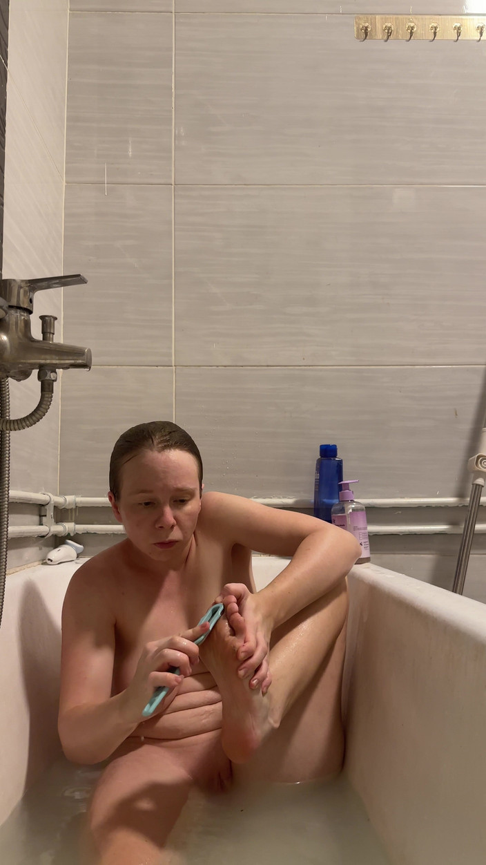 SweetLucy96: 욕조에서 애지중지하는 금발 MILF