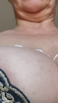 POV Prsa na tváři