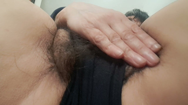 Mommy big hairy pussy: 穿着脏内裤的熟女