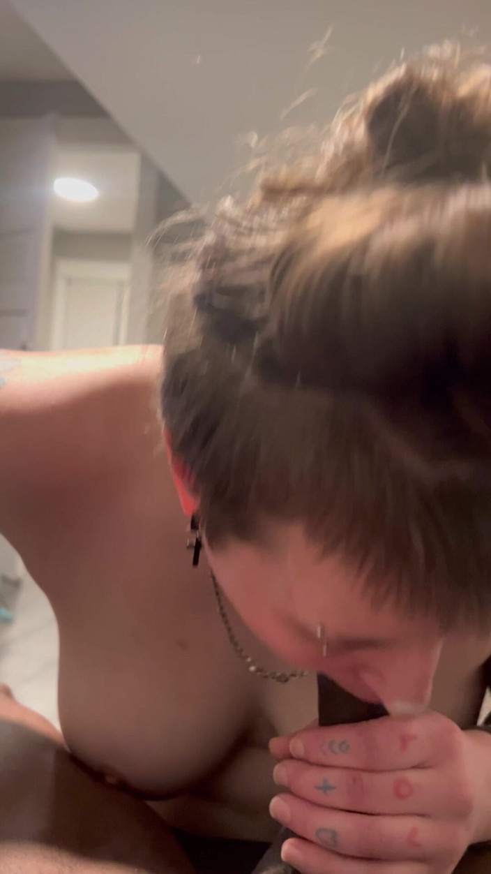 Thekookiejar: Skyy Blu neukt haar nieuwe speeltje en de bezorger was...