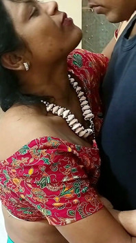 सुंदर भारतीय सेक्सी भाभी सिमरन ने अपने प्रेमी के साथ बिस्तर और हॉट रोमांटिक चुदाई साझा की