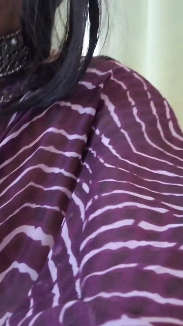 Indiansissychubby: Tante bahenol ini lagi asik ngentot di ruangan terbuka