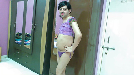 Cute & Nude Crossdresser: Bluzlu ve bikinili seksi kadın kılıklı travesti kadın tatlı lolipop.