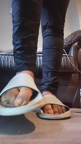 Simp to my ebony feet: Riesin sandal crush
