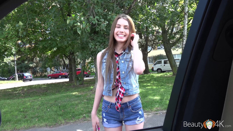 Teen Mega World: Real beleza tem sua buceta perfurada no carro