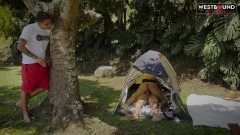 Run good girls: Annie Marin genießt camping-Dreier im Freien mit Dani und Phillip