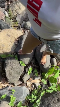 Une belle fille se masturbe dans la jungle, première expérience