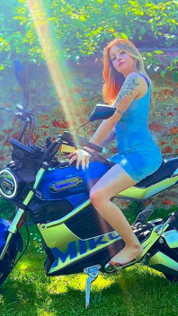 Une chatte de moto se caresse et jouit