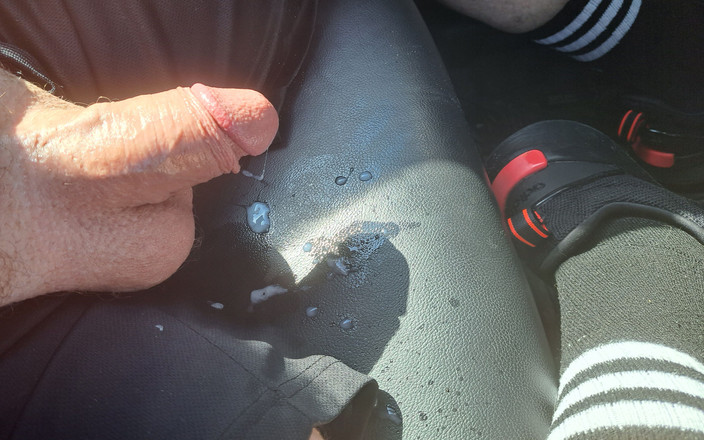 BearyHairy: Beary Harige betrapt een lading sperma op een parkeerplaats buiten