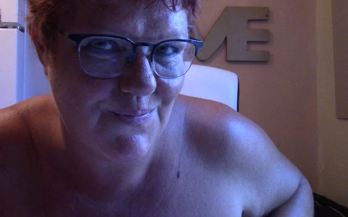 CurvyMindy: 我巨大的胸部和油，油和更多的油