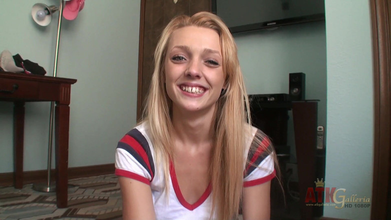 ATKIngdom: Ally Winters在这个坐在地板上的采访中说个人话