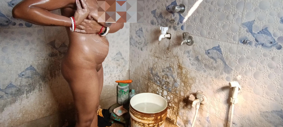 Bengalibeauty96: Sąsiedzi Bhabhi Capture Secret Bath i Masterbating z Marchwi .... Pani...