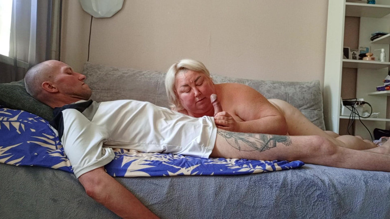 Zona901: Přišel jsem ke své masturbující macechě, aby mi vykouřila