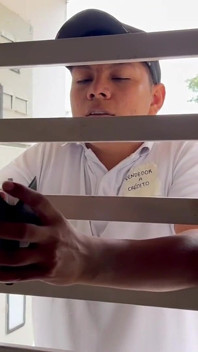 Penjual tiba untuknya sendiri dan aku menempatkan dia di atas empat