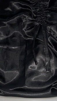 Jupe noire en satin, chiffon de sperme
