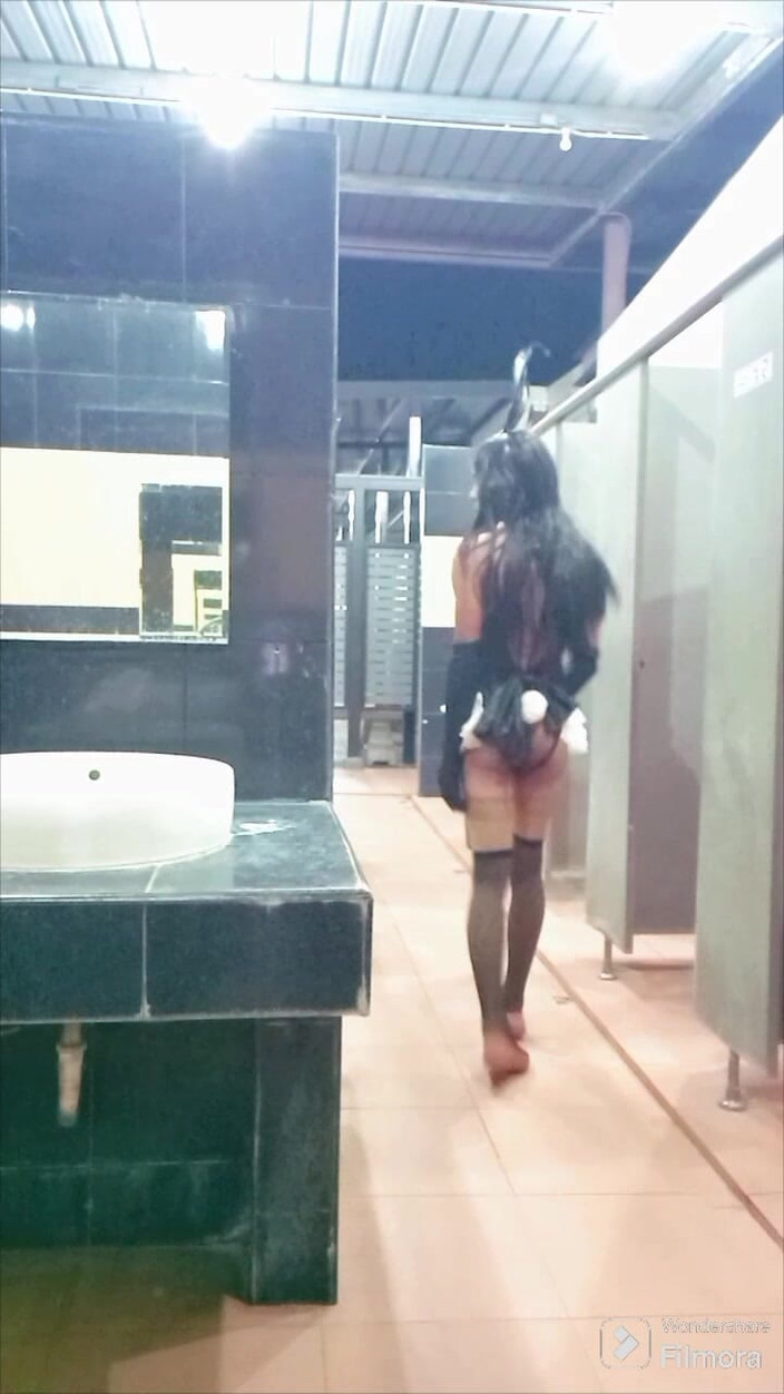 Menaiisd: Převlékání králíka na veřejných toaletách