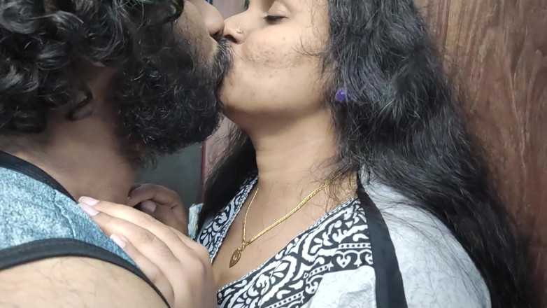 Vaigavarun45: मल्लू कॉलेज टीचर टीचर के घर में लड़के के साथ रात में हॉट रोमांटिक जोरदार चुदाई