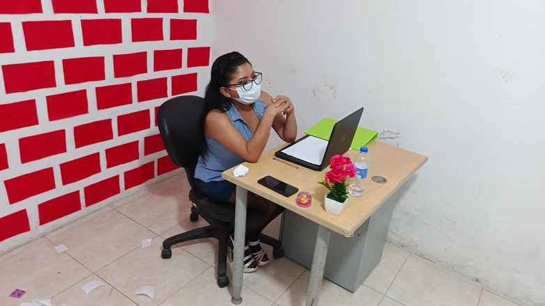 NEGRITA SEXY: Șeful își supune angajatul și ajunge să-l fută în birou