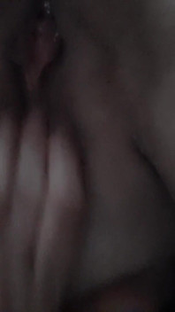 Je m’assoie sur ton visage et je me caresse la chatte sur ta langue jusqu’à ce que je jouisse