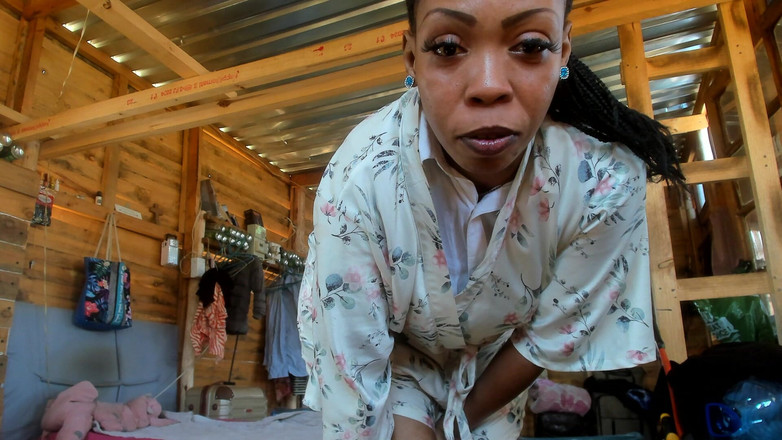 AnalEbony: 役割 - 息子が戻ってくる前にそのチンポをオナニーする...