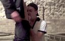 Sneaker gay: Tim Cosla在隐蔽的地下室被阿拉伯人干