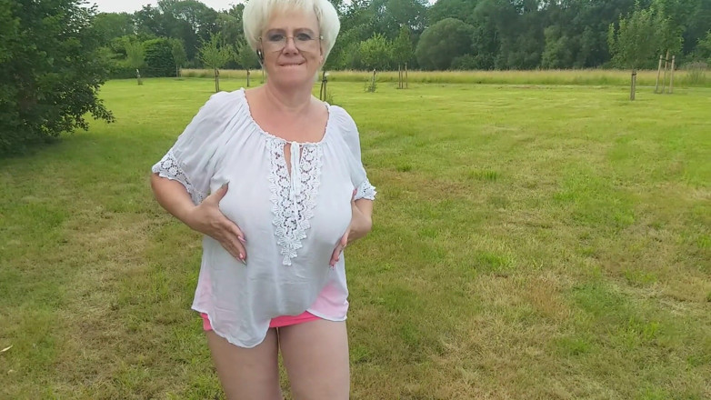 PureVicky66: Gorąca babcia sikanie na zewnątrz